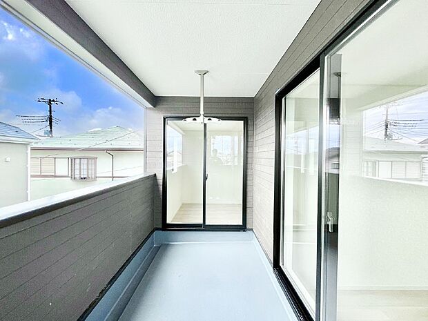 上部に屋根がかかっているので急な雨の時にも安心です。