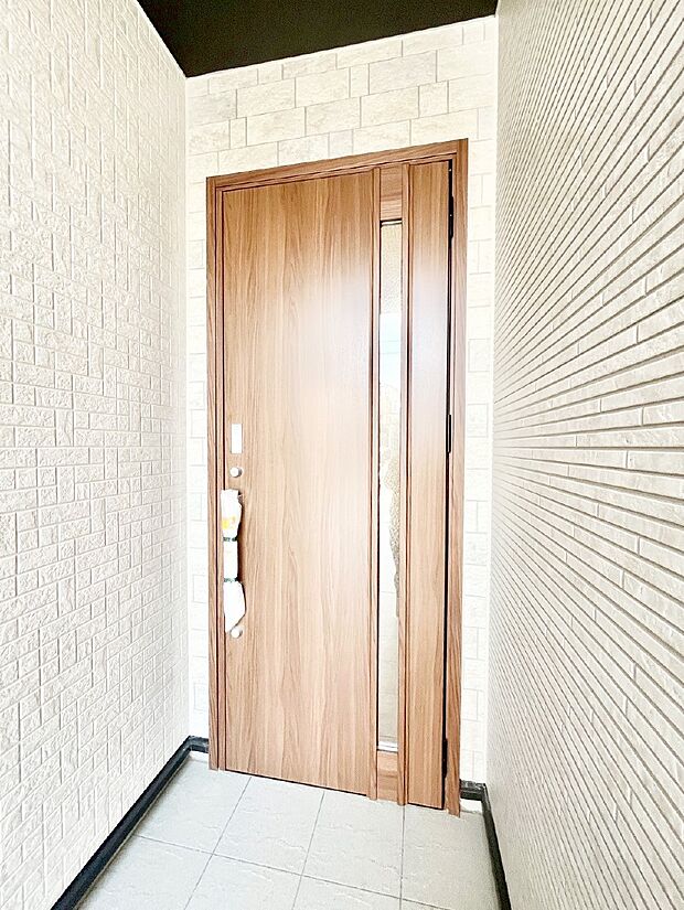 玄関前は雨が降っても濡れにくい屋根付き