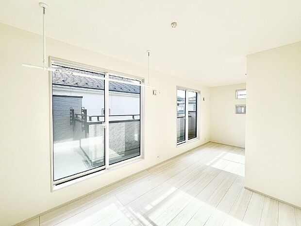 窓からのやさしい光が心地よいプライベートルーム