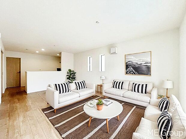 落ち着いた雰囲気のLDKは家族みんなの快適空間※家具はCGです