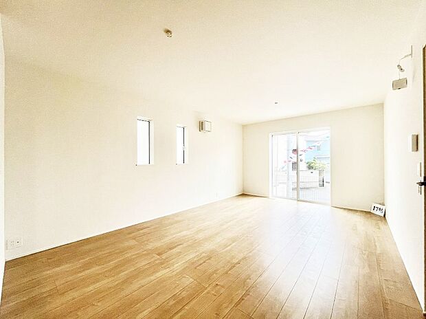 大きな窓からたっぷりの陽光と風を感じられるリビング