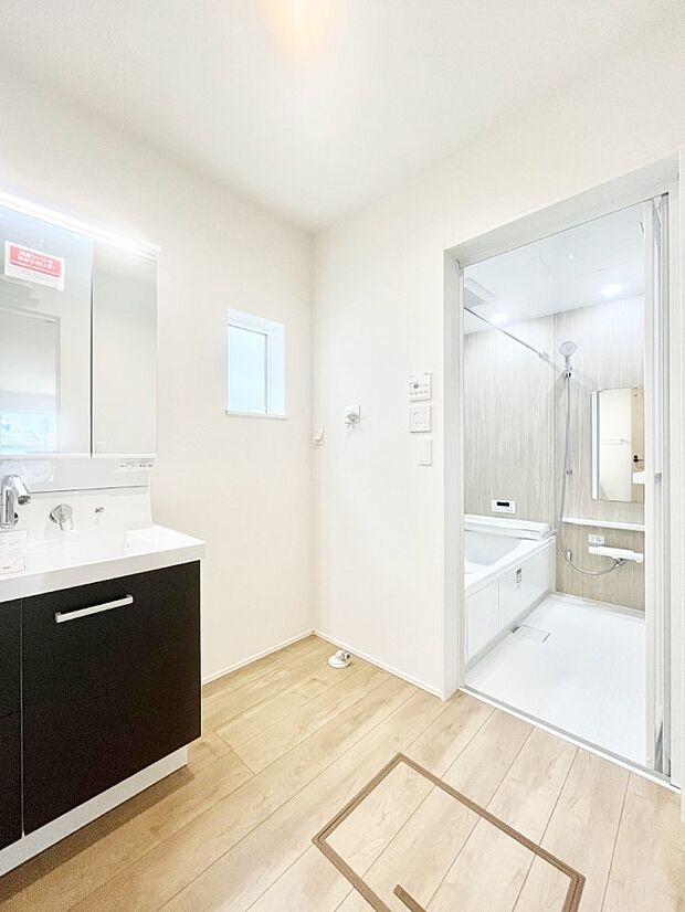 清潔感ある洗面化粧室で朝の身支度も快適