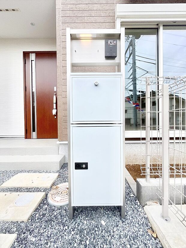 表札・インターホン・ポストをひとつに集約。エントランスになじむシンプルデザイン。