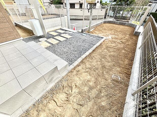 住まいに明るい光と開放感を演出してくれる庭スペース付き!