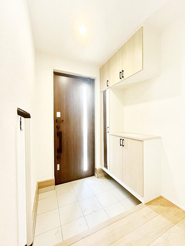 ご家族やお客様を気持ちよくお出迎え!明るい陽光が入り込む玄関。