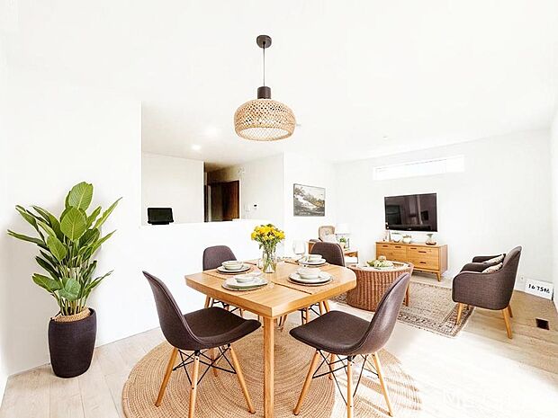 ご家族の賑やかな話し声で包まれる明るいリビング ※家具はCGです