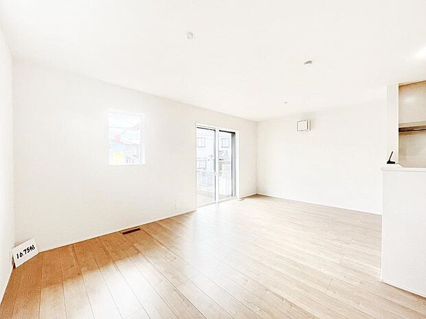 明るい陽光が注ぎ、寛ぎの雰囲気に満たされるリビングダイニング 