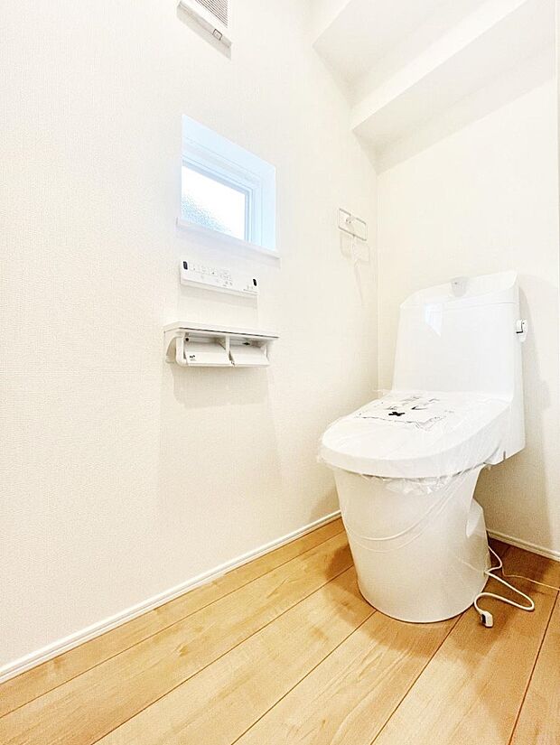 清潔感あるシャワートイレ。小窓から光が注ぎ込みます!