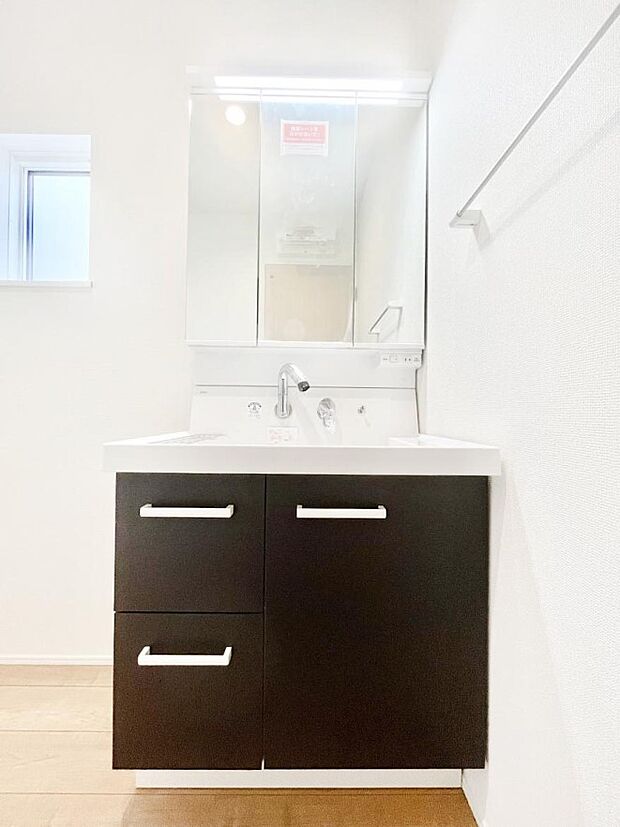 三面鏡キャビネット・シャワー付き洗面化粧台で忙しい朝の身支度もスムーズに!