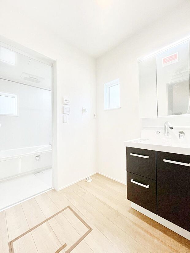 柔らかな朝の光を感じられる窓がついた洗面室