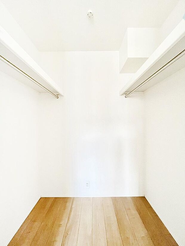 衣類をハンガーに掛けたまま収納できるWIC。衣類の整理整頓がしやすくて便利です!