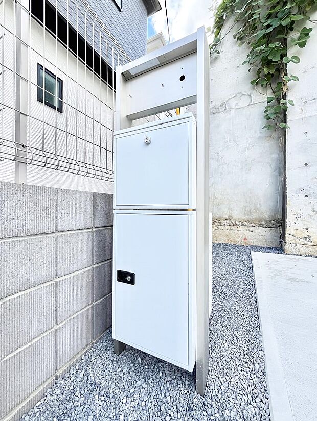 表札・インターホン・ポストをひとつに集約。エントランスになじむシンプルデザイン。