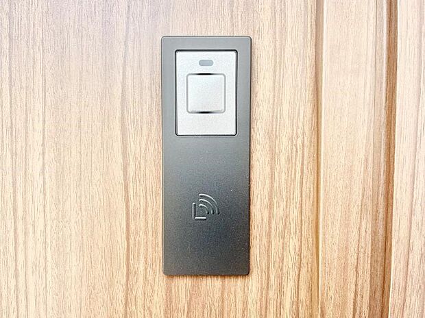 ボタンを押してかざすだけ！玄関ドアは電子キー仕様です。