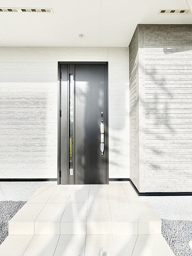 玄関前は雨が降っても濡れにくい屋根付き