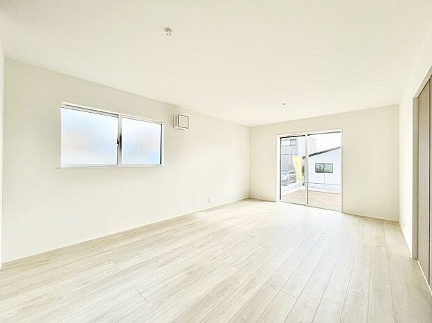 大きな窓からたっぷりの陽光と風を感じられるリビング