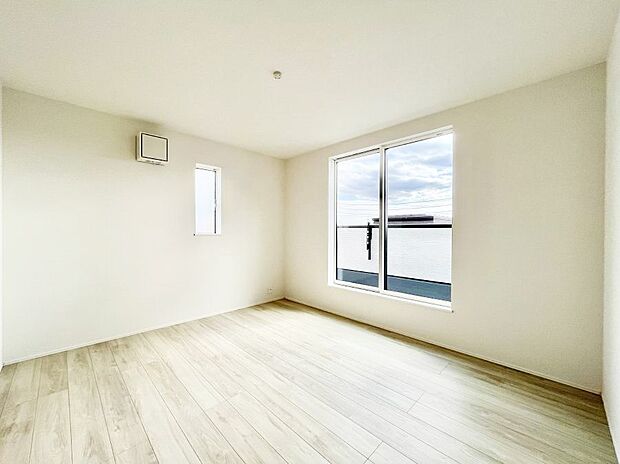 バルコニーが開放感をプラスしてくれる洋室