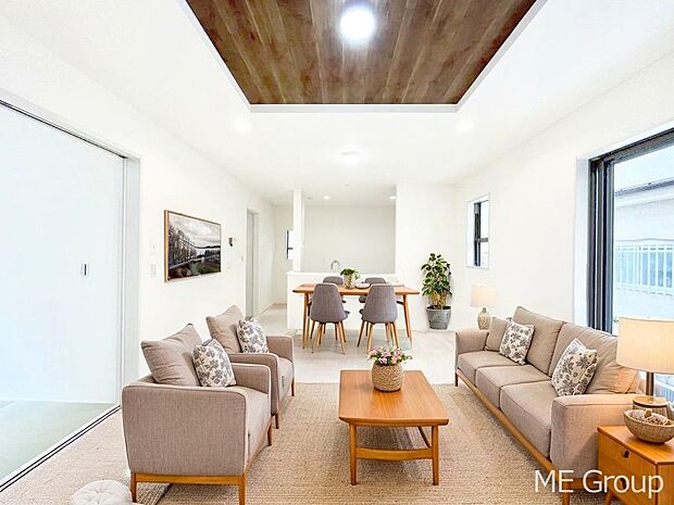 ご家族の賑やかな話し声で包まれる明るいリビング  ※家具はCGです