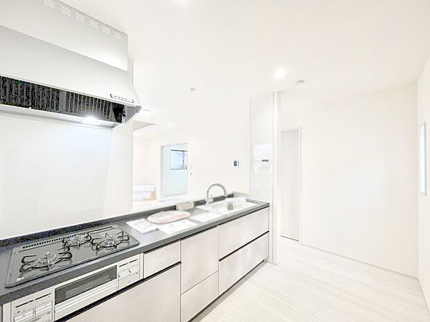 カウンター越しに楽しいおしゃべり。いつものお料理がもっと美味しくなりそうですね。