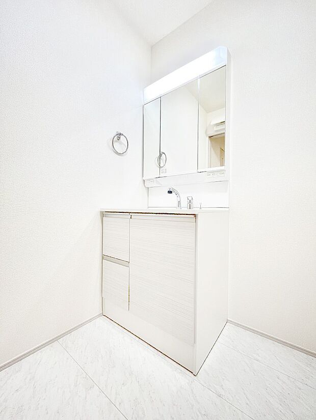 スタイリングに便利な三面鏡、ミラーキャビネットで細かい物スッキリ