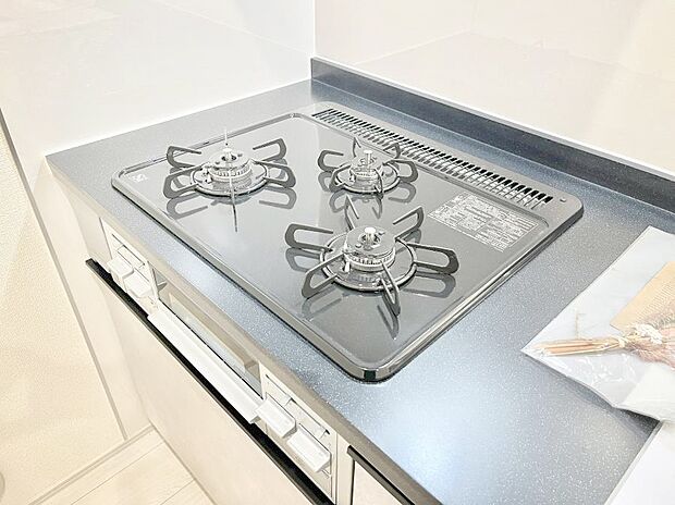 ガスコンロはＳｉセンサー搭載。火力調節や焦げ付き・消し忘れも防いでくれます。