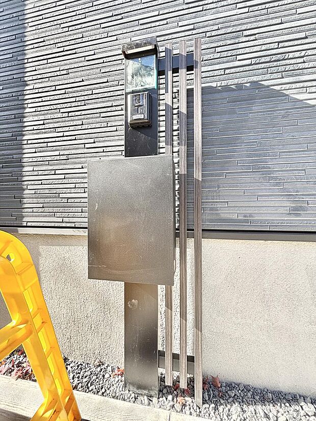 シンプルデザインのポスト。