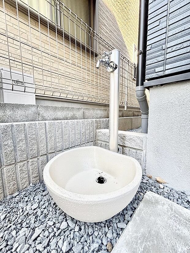 外水栓があると、庭のお手入れやちょっとした手洗い・洗車に便利です！ 