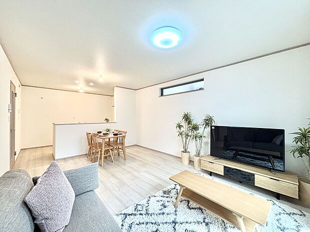 ご家族の賑やかな話し声で包まれる明るいリビング