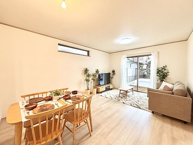 大きな窓からたっぷりの陽光と風を感じられるリビング