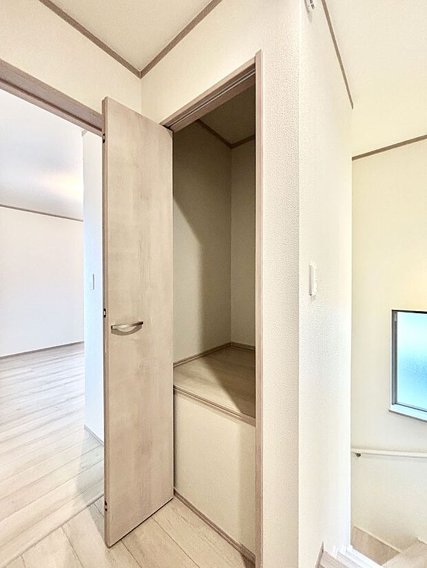 廊下収納。掃除道具や季節の小物を収納することができます。