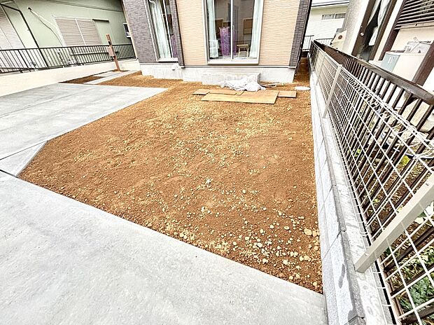 ガーデニングや家庭菜園も楽しめるお庭付き。