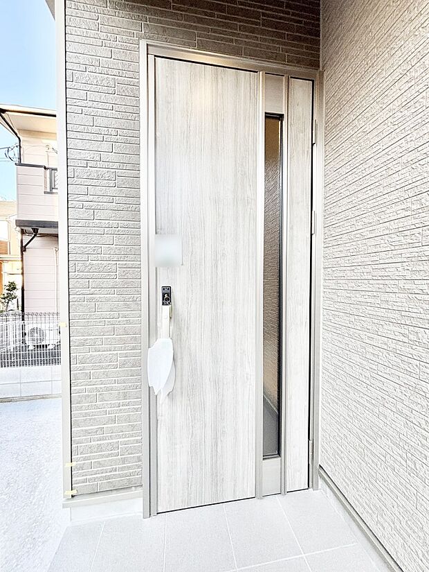 玄関前は雨が降っても濡れにくい屋根付き