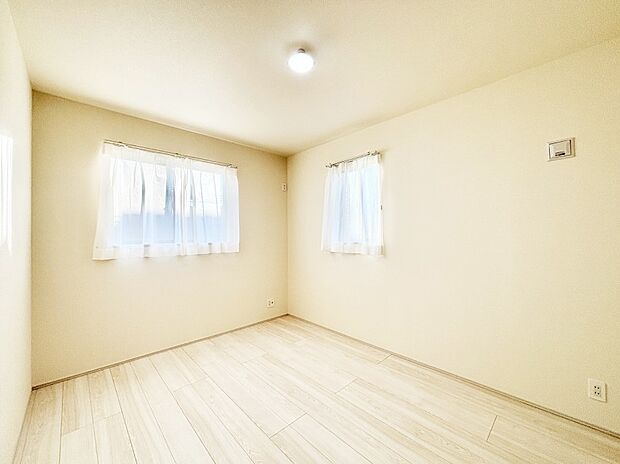 窓からのやさしい光が心地よいプライベートルーム