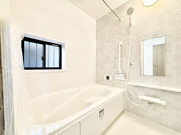 一日の疲れを癒してくれる明るい清潔感のあるバスルーム