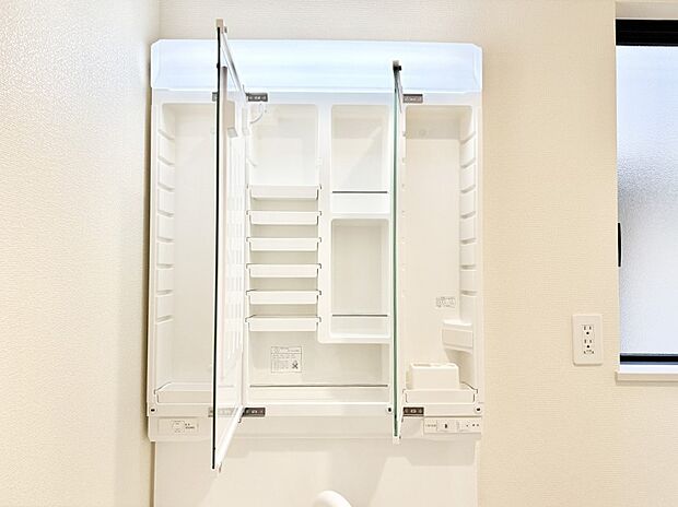 三面鏡の裏に、化粧品や衛生用品などを収納可能。洗面台をすっきりと保ちます!