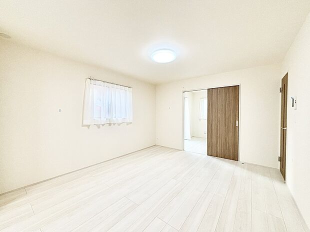 隣接の洋室を開放すればさらに広々空間に