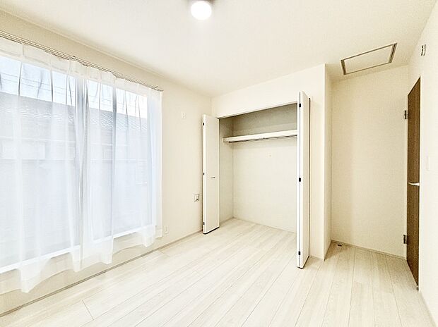 バルコニーが開放感をプラスしてくれる洋室