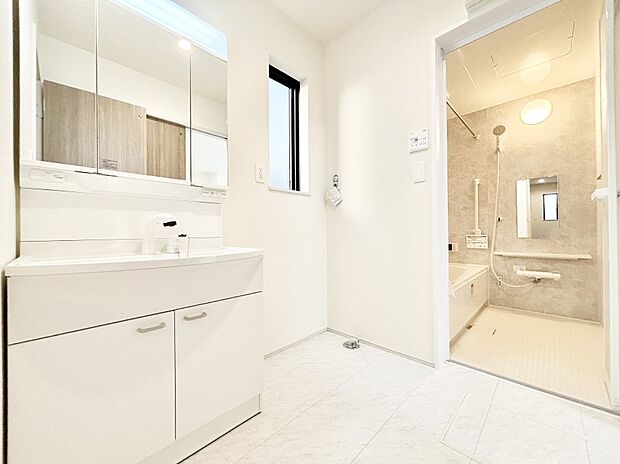 清潔感ある洗面化粧室で朝の身支度も快適