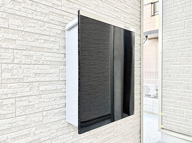 シンプルなデザインのポスト