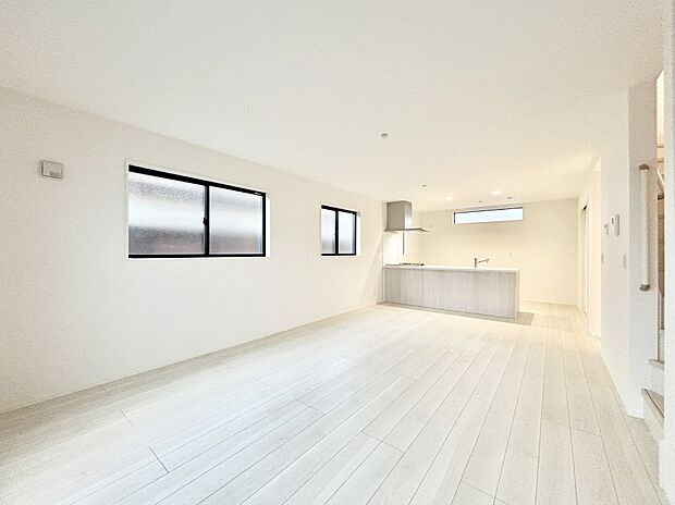 明るい陽光が注ぎ、寛ぎの雰囲気に満たされるリビング・ダイニング。  