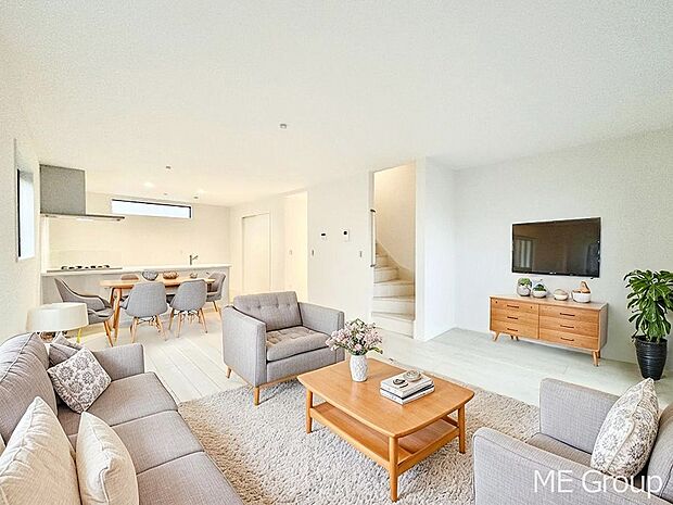 ご家族の賑やかな話し声で包まれる明るいリビング ※家具はCGです