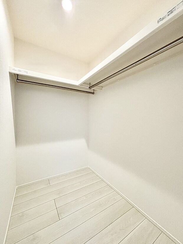 ウォークインクローゼット付きで生活空間を広く利用できます。