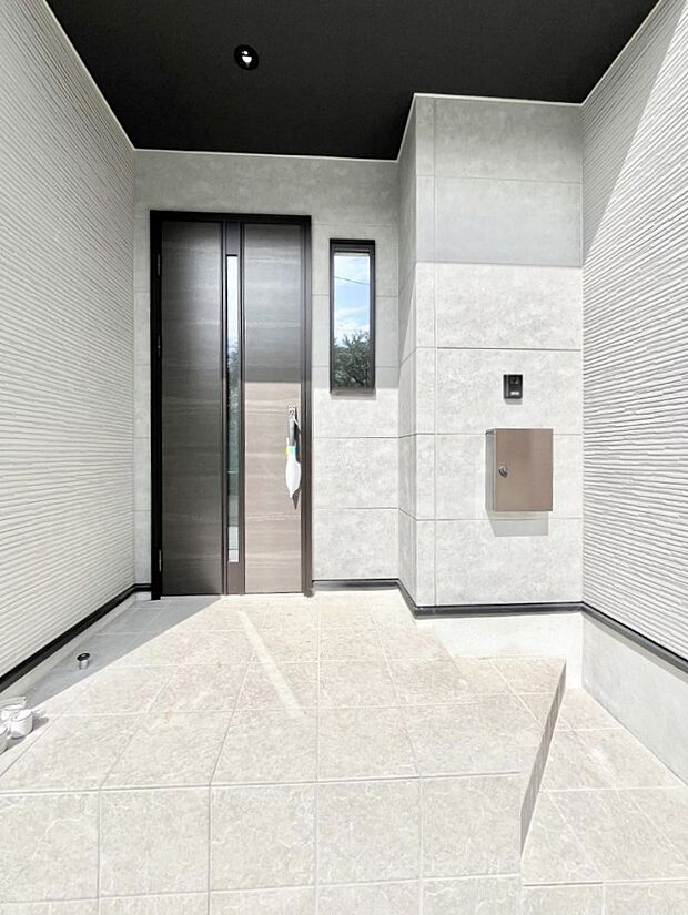 玄関前は雨が降っても濡れにくい屋根付き  