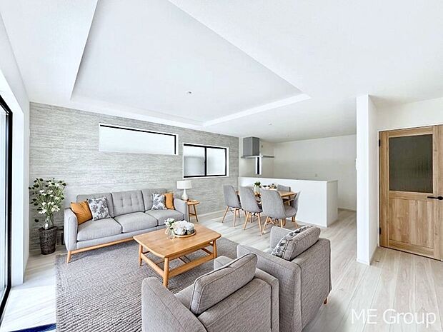 ご家族の賑やかな話し声で包まれる明るいリビング  ※家具はCGです  