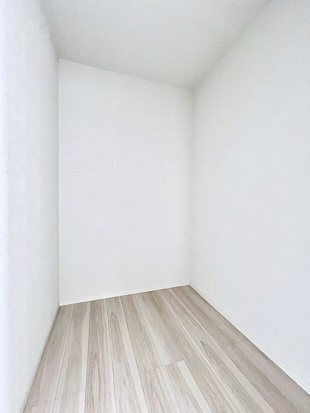 ウォークインクローゼット付きで生活空間を広く利用できます。