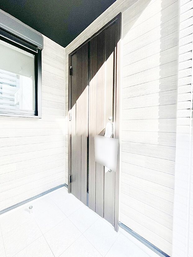 玄関前は雨が降っても濡れにくい屋根付き