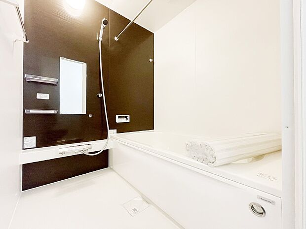 一日の疲れを癒してくれる明るい清潔感のあるバスルーム