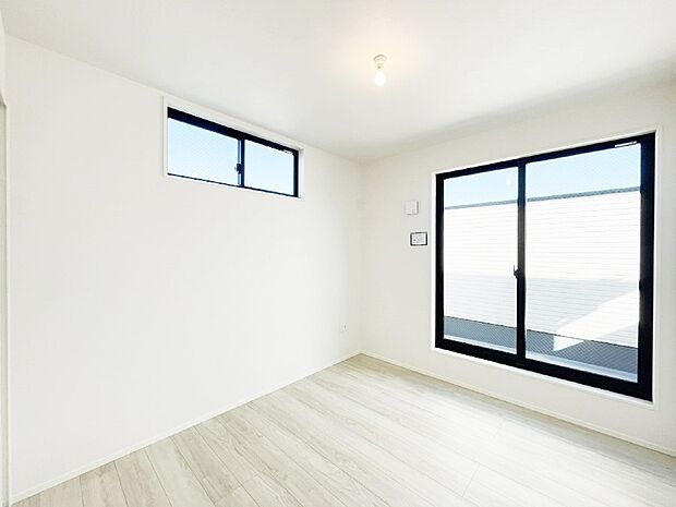 バルコニーが開放感をプラスしてくれる洋室