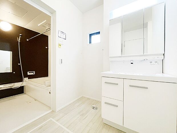 清潔感ある洗面化粧室で朝の身支度も快適