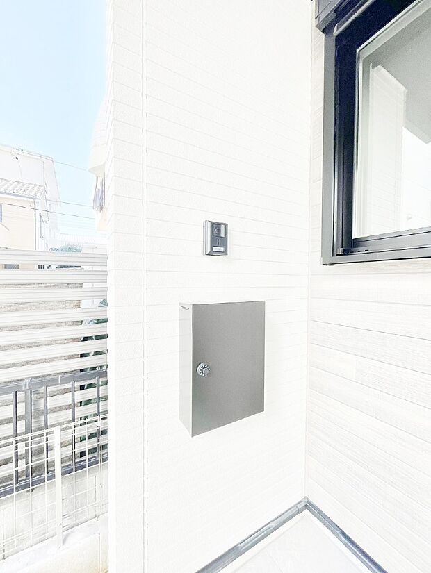 シンプルなデザインのポスト