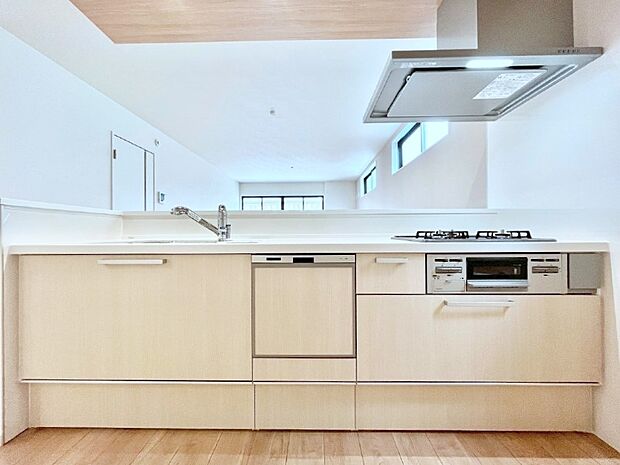 食洗機・浄水器・3ツ口コンロなどデザイン性も機能性も兼ね備えたシステムキッチン！